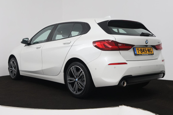 BMW 1-serie 118i Executive Edition (SFEERVERLICHTING, ACHTERUITRIJCAMERA, CRUISE CONTROL, PARKEERSENSOREN, NL-AUTO)
