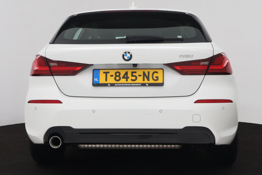 BMW 1-serie 118i Executive Edition (SFEERVERLICHTING, ACHTERUITRIJCAMERA, CRUISE CONTROL, PARKEERSENSOREN, NL-AUTO)