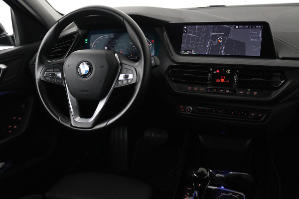 BMW 1-serie 118i Executive Edition (SFEERVERLICHTING, ACHTERUITRIJCAMERA, CRUISE CONTROL, PARKEERSENSOREN, NL-AUTO)