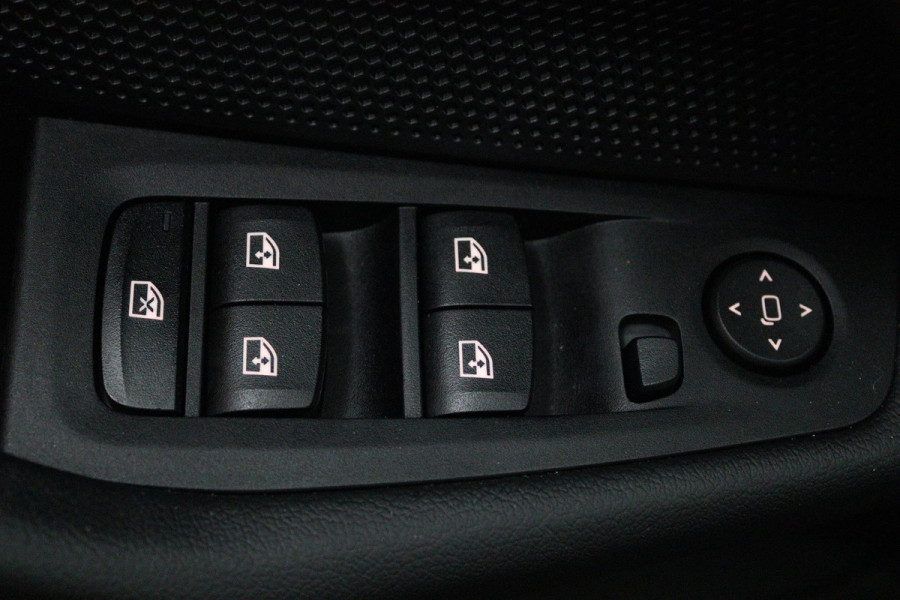 BMW 1-serie 118i Executive Edition (SFEERVERLICHTING, ACHTERUITRIJCAMERA, CRUISE CONTROL, PARKEERSENSOREN, NL-AUTO)