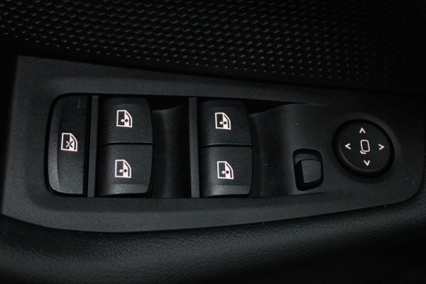 BMW 1-serie 118i Executive Edition (SFEERVERLICHTING, ACHTERUITRIJCAMERA, CRUISE CONTROL, PARKEERSENSOREN, NL-AUTO)