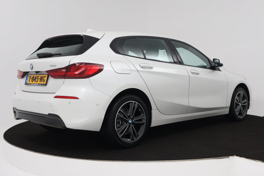 BMW 1-serie 118i Executive Edition (SFEERVERLICHTING, ACHTERUITRIJCAMERA, CRUISE CONTROL, PARKEERSENSOREN, NL-AUTO)