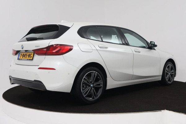 BMW 1-serie 118i Executive Edition (SFEERVERLICHTING, ACHTERUITRIJCAMERA, CRUISE CONTROL, PARKEERSENSOREN, NL-AUTO)