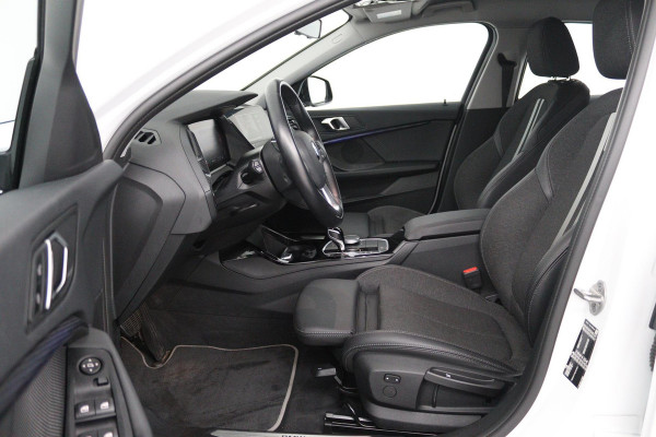 BMW 1-serie 118i Executive Edition (SFEERVERLICHTING, ACHTERUITRIJCAMERA, CRUISE CONTROL, PARKEERSENSOREN, NL-AUTO)