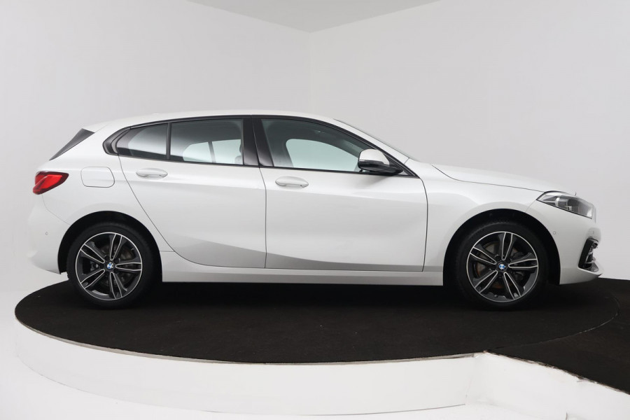BMW 1-serie 118i Executive Edition (SFEERVERLICHTING, ACHTERUITRIJCAMERA, CRUISE CONTROL, PARKEERSENSOREN, NL-AUTO)