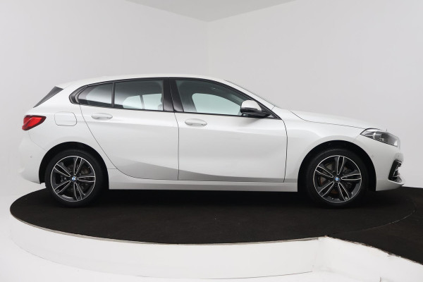 BMW 1-serie 118i Executive Edition (SFEERVERLICHTING, ACHTERUITRIJCAMERA, CRUISE CONTROL, PARKEERSENSOREN, NL-AUTO)