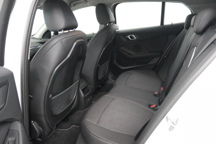 BMW 1-serie 118i Executive Edition (SFEERVERLICHTING, ACHTERUITRIJCAMERA, CRUISE CONTROL, PARKEERSENSOREN, NL-AUTO)