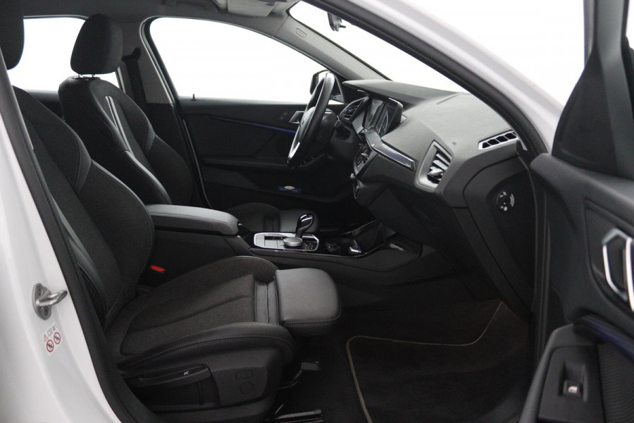 BMW 1-serie 118i Executive Edition (SFEERVERLICHTING, ACHTERUITRIJCAMERA, CRUISE CONTROL, PARKEERSENSOREN, NL-AUTO)