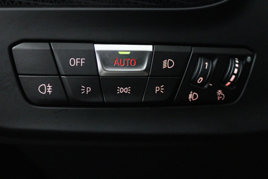 BMW 1-serie 118i Executive Edition (SFEERVERLICHTING, ACHTERUITRIJCAMERA, CRUISE CONTROL, PARKEERSENSOREN, NL-AUTO)