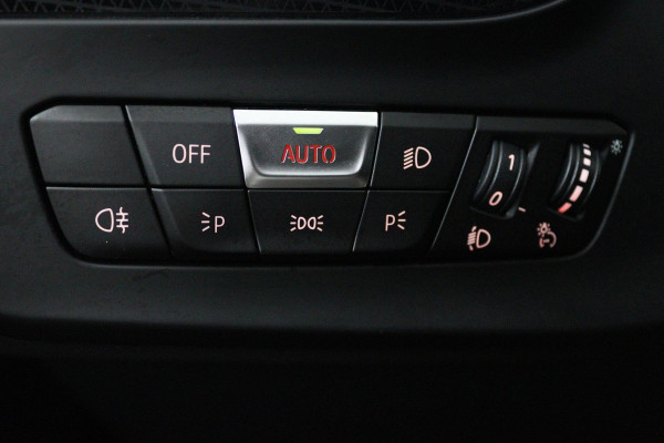 BMW 1-serie 118i Executive Edition (SFEERVERLICHTING, ACHTERUITRIJCAMERA, CRUISE CONTROL, PARKEERSENSOREN, NL-AUTO)