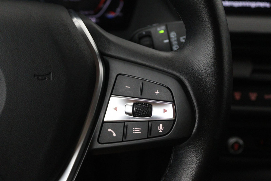 BMW 1-serie 118i Executive Edition (SFEERVERLICHTING, ACHTERUITRIJCAMERA, CRUISE CONTROL, PARKEERSENSOREN, NL-AUTO)