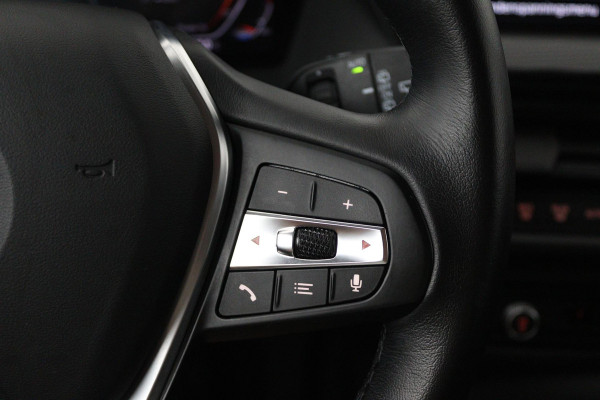 BMW 1-serie 118i Executive Edition (SFEERVERLICHTING, ACHTERUITRIJCAMERA, CRUISE CONTROL, PARKEERSENSOREN, NL-AUTO)