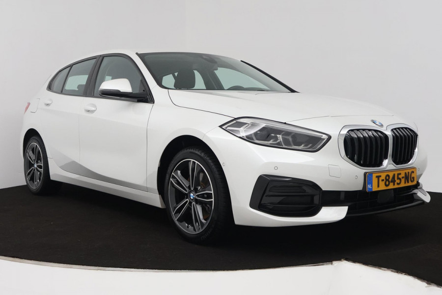 BMW 1-serie 118i Executive Edition (SFEERVERLICHTING, ACHTERUITRIJCAMERA, CRUISE CONTROL, PARKEERSENSOREN, NL-AUTO)