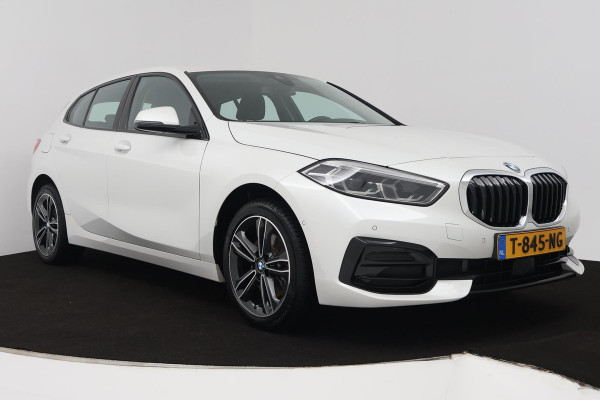 BMW 1-serie 118i Executive Edition (SFEERVERLICHTING, ACHTERUITRIJCAMERA, CRUISE CONTROL, PARKEERSENSOREN, NL-AUTO)