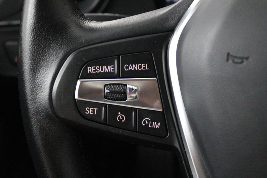 BMW 1-serie 118i Executive Edition (SFEERVERLICHTING, ACHTERUITRIJCAMERA, CRUISE CONTROL, PARKEERSENSOREN, NL-AUTO)