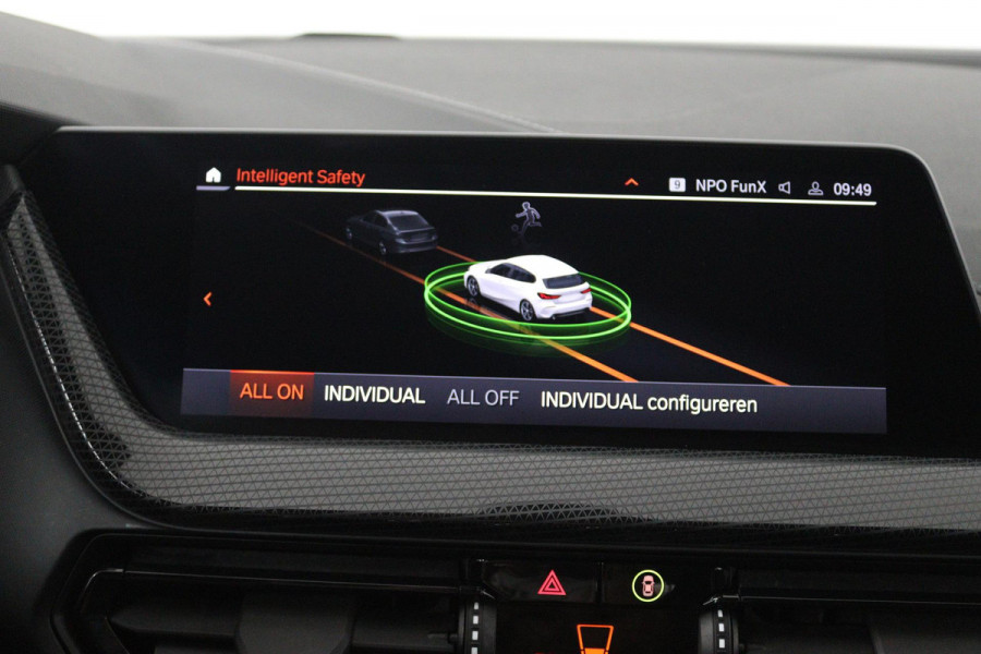 BMW 1-serie 118i Executive Edition (SFEERVERLICHTING, ACHTERUITRIJCAMERA, CRUISE CONTROL, PARKEERSENSOREN, NL-AUTO)