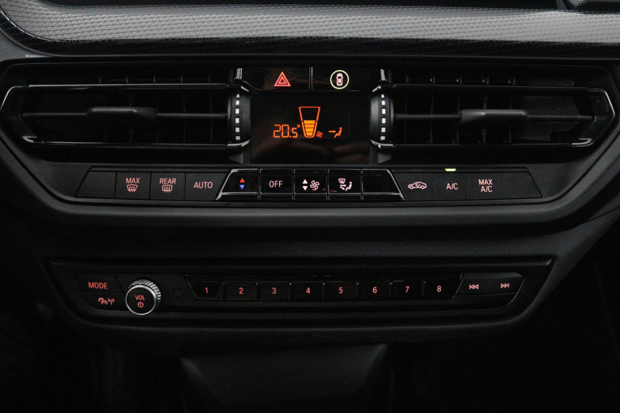 BMW 1-serie 118i Executive Edition (SFEERVERLICHTING, ACHTERUITRIJCAMERA, CRUISE CONTROL, PARKEERSENSOREN, NL-AUTO)