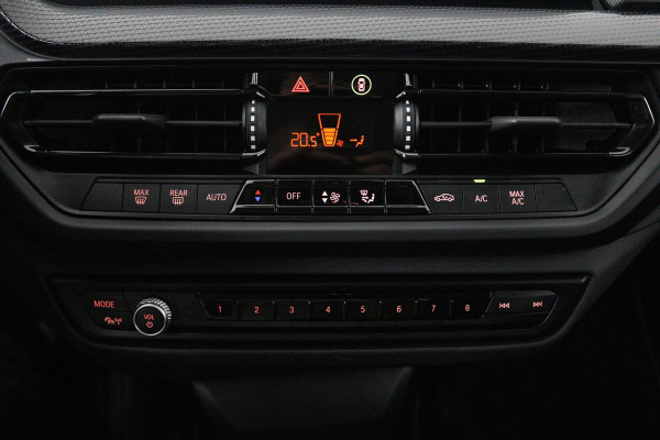 BMW 1-serie 118i Executive Edition (SFEERVERLICHTING, ACHTERUITRIJCAMERA, CRUISE CONTROL, PARKEERSENSOREN, NL-AUTO)