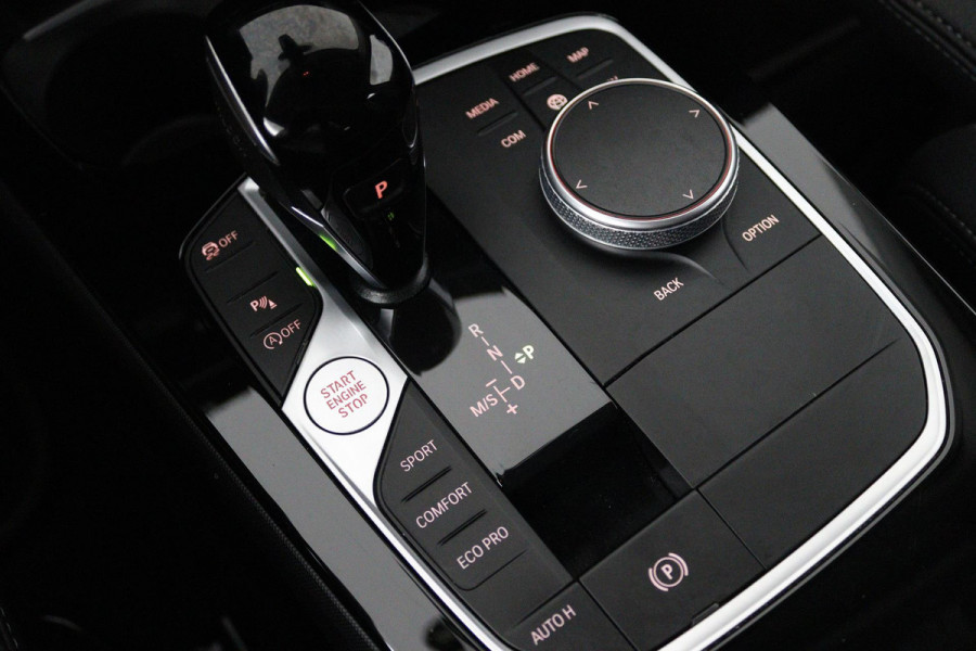 BMW 1-serie 118i Executive Edition (SFEERVERLICHTING, ACHTERUITRIJCAMERA, CRUISE CONTROL, PARKEERSENSOREN, NL-AUTO)