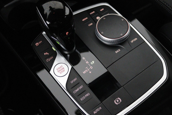BMW 1-serie 118i Executive Edition (SFEERVERLICHTING, ACHTERUITRIJCAMERA, CRUISE CONTROL, PARKEERSENSOREN, NL-AUTO)