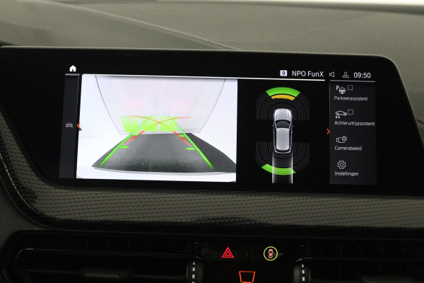 BMW 1-serie 118i Executive Edition (SFEERVERLICHTING, ACHTERUITRIJCAMERA, CRUISE CONTROL, PARKEERSENSOREN, NL-AUTO)