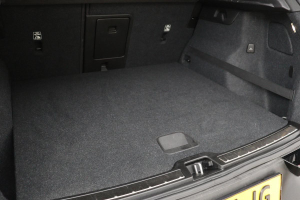 Volvo XC40 1.5 T3 R-Design | Leder/Alcantara | Full LED | Navigatie | PDC | Climate control | Getint glas | Cruise control