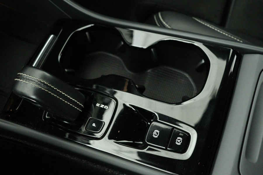 Volvo XC40 1.5 T3 R-Design | Leder/Alcantara | Full LED | Navigatie | PDC | Climate control | Getint glas | Cruise control