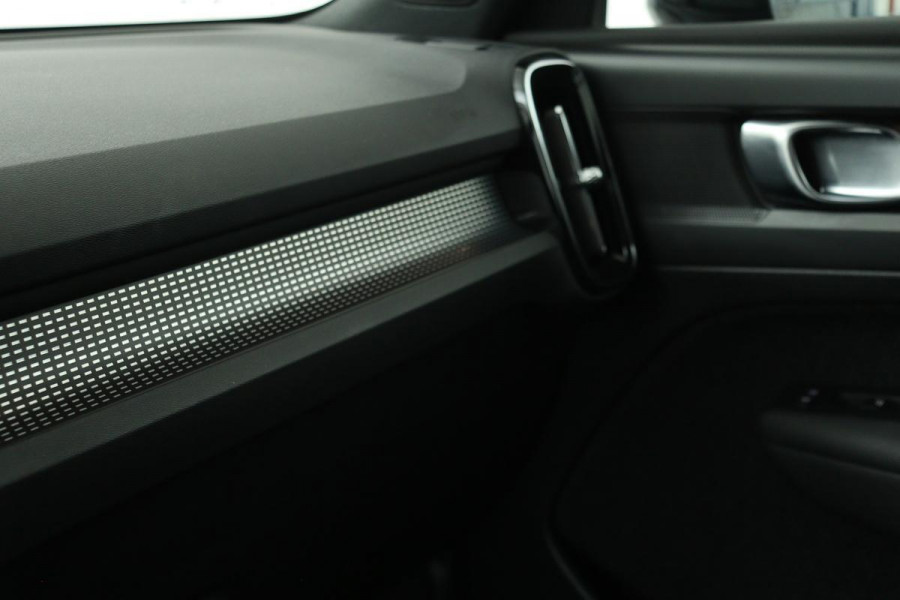Volvo XC40 1.5 T3 R-Design | Leder/Alcantara | Full LED | Navigatie | PDC | Climate control | Getint glas | Cruise control