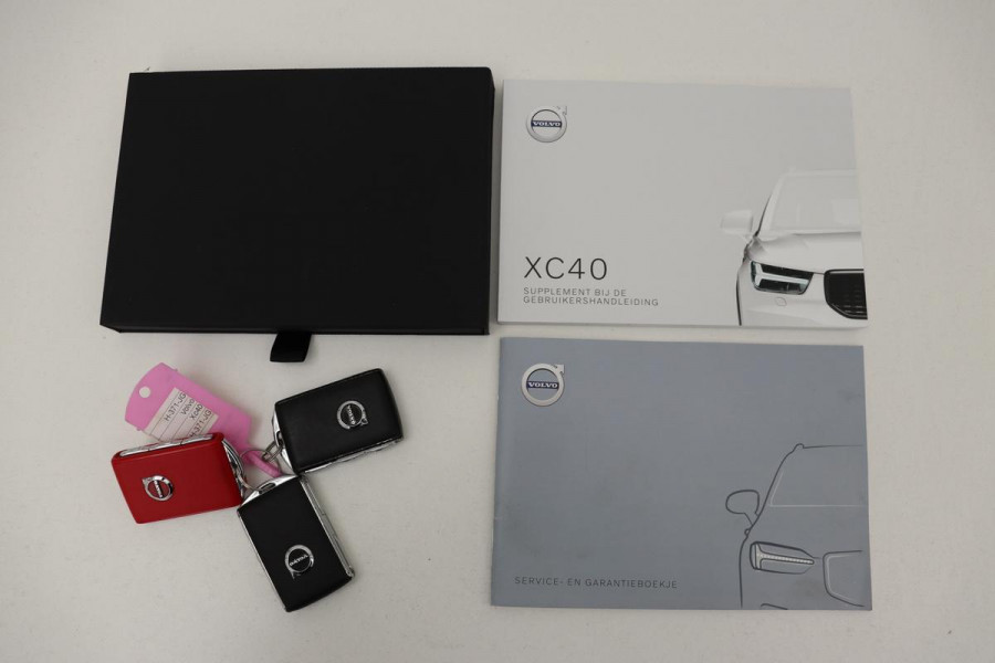 Volvo XC40 1.5 T3 R-Design | Leder/Alcantara | Full LED | Navigatie | PDC | Climate control | Getint glas | Cruise control