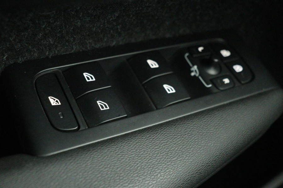 Volvo XC40 1.5 T3 R-Design | Leder/Alcantara | Full LED | Navigatie | PDC | Climate control | Getint glas | Cruise control