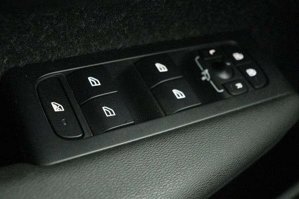 Volvo XC40 1.5 T3 R-Design | Leder/Alcantara | Full LED | Navigatie | PDC | Climate control | Getint glas | Cruise control