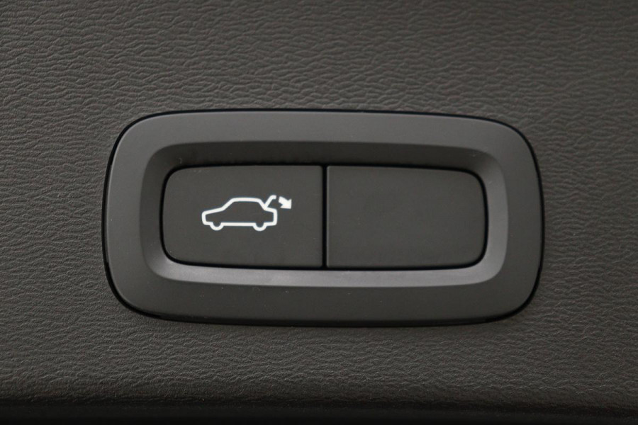 Volvo XC40 1.5 T3 R-Design | Leder/Alcantara | Full LED | Navigatie | PDC | Climate control | Getint glas | Cruise control