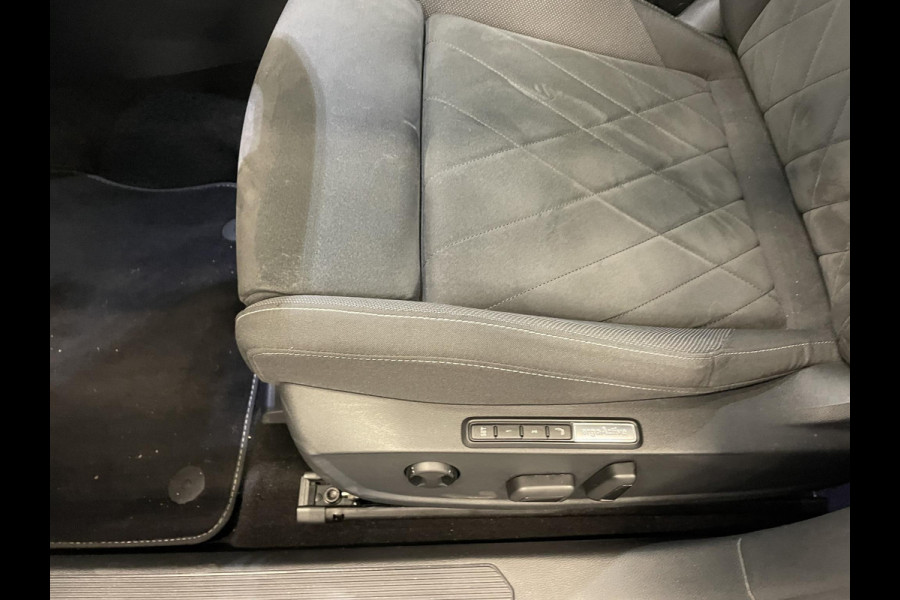 Volkswagen Golf 1.5 eTSI Style Airco ECC Carplay Navi Adaptive Crusie Control Massagestoel AGR Ambiente verlichting