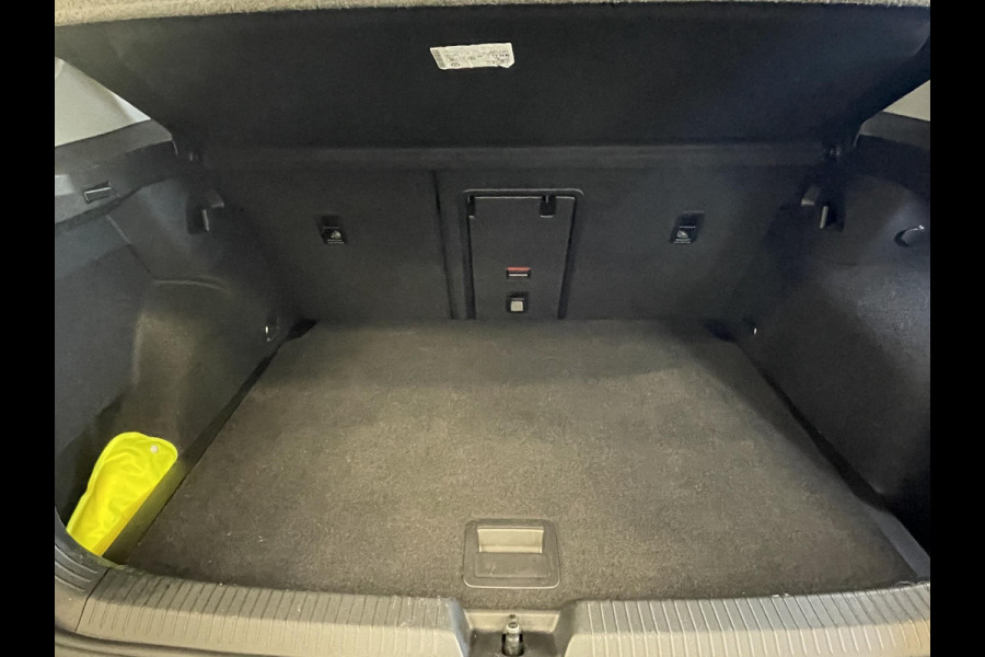 Volkswagen Golf 1.5 eTSI Style Airco ECC Carplay Navi Adaptive Crusie Control Massagestoel AGR Ambiente verlichting