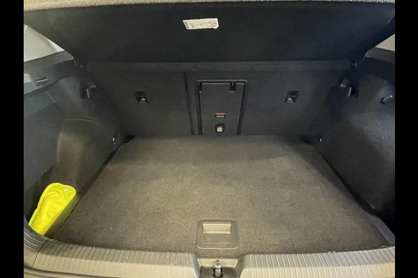 Volkswagen Golf 1.5 eTSI Style Airco ECC Carplay Navi Adaptive Crusie Control Massagestoel AGR Ambiente verlichting