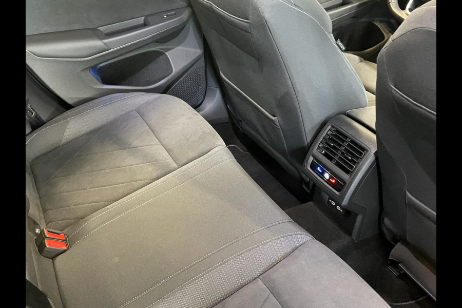 Volkswagen Golf 1.5 eTSI Style Airco ECC Carplay Navi Adaptive Crusie Control Massagestoel AGR Ambiente verlichting