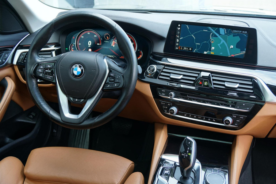 BMW 5 Serie Touring 530i xDrive Executive + PANO / ADAPTIEVE DEMPING / CAMERA / DODEHOEKDETECTIE / DEALER ONDERHOUDEN