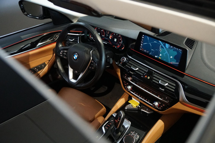 BMW 5 Serie Touring 530i xDrive Executive + PANO / ADAPTIEVE DEMPING / CAMERA / DODEHOEKDETECTIE / DEALER ONDERHOUDEN