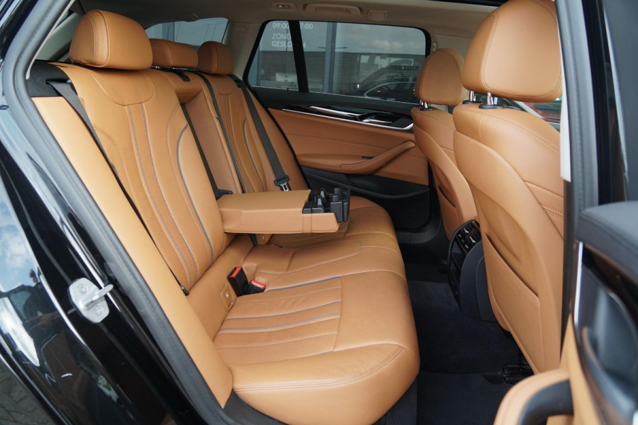 BMW 5 Serie Touring 530i xDrive Executive + PANO / ADAPTIEVE DEMPING / CAMERA / DODEHOEKDETECTIE / DEALER ONDERHOUDEN
