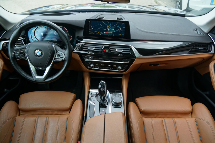 BMW 5 Serie Touring 530i xDrive Executive + PANO / ADAPTIEVE DEMPING / CAMERA / DODEHOEKDETECTIE / DEALER ONDERHOUDEN