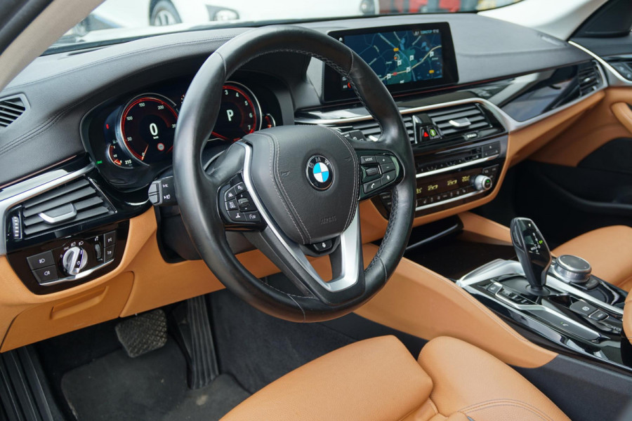 BMW 5 Serie Touring 530i xDrive Executive + PANO / ADAPTIEVE DEMPING / CAMERA / DODEHOEKDETECTIE / DEALER ONDERHOUDEN
