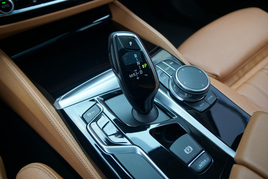 BMW 5 Serie Touring 530i xDrive Executive + PANO / ADAPTIEVE DEMPING / CAMERA / DODEHOEKDETECTIE / DEALER ONDERHOUDEN
