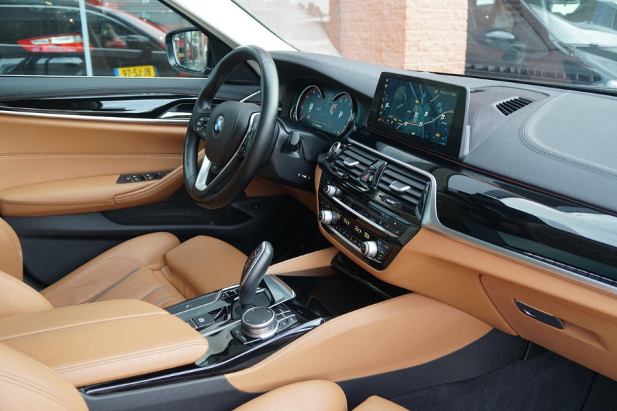 BMW 5 Serie Touring 530i xDrive Executive + PANO / ADAPTIEVE DEMPING / CAMERA / DODEHOEKDETECTIE / DEALER ONDERHOUDEN