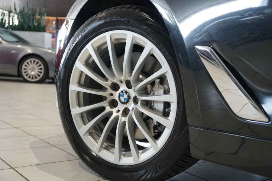 BMW 5 Serie Touring 530i xDrive Executive + PANO / ADAPTIEVE DEMPING / CAMERA / DODEHOEKDETECTIE / DEALER ONDERHOUDEN