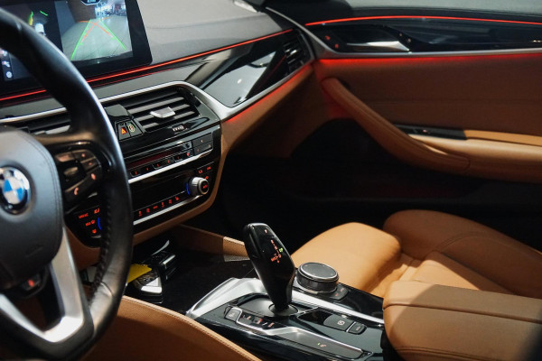 BMW 5 Serie Touring 530i xDrive Executive + PANO / ADAPTIEVE DEMPING / CAMERA / DODEHOEKDETECTIE / DEALER ONDERHOUDEN