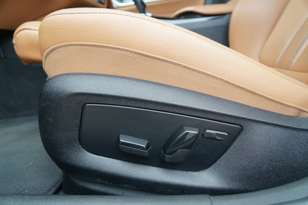 BMW 5 Serie Touring 530i xDrive Executive + PANO / ADAPTIEVE DEMPING / CAMERA / DODEHOEKDETECTIE / DEALER ONDERHOUDEN