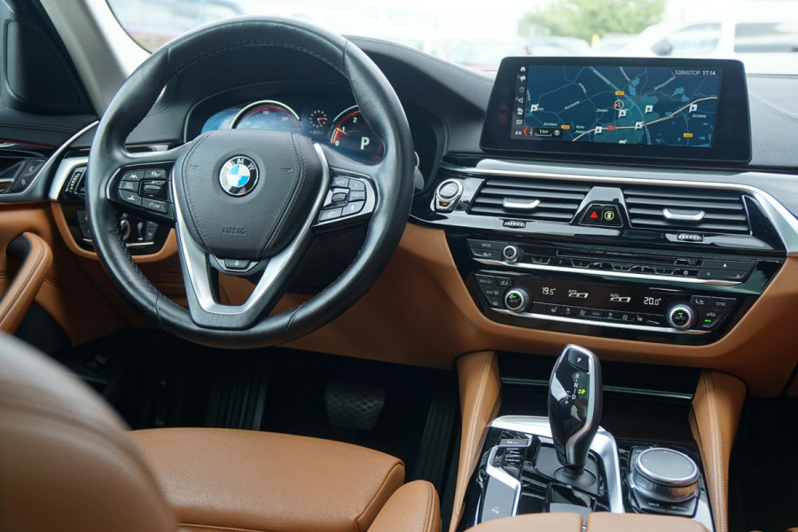 BMW 5 Serie Touring 530i xDrive Executive + PANO / ADAPTIEVE DEMPING / CAMERA / DODEHOEKDETECTIE / DEALER ONDERHOUDEN