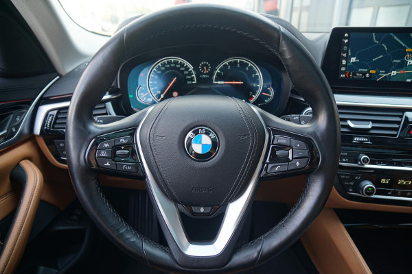 BMW 5 Serie Touring 530i xDrive Executive + PANO / ADAPTIEVE DEMPING / CAMERA / DODEHOEKDETECTIE / DEALER ONDERHOUDEN