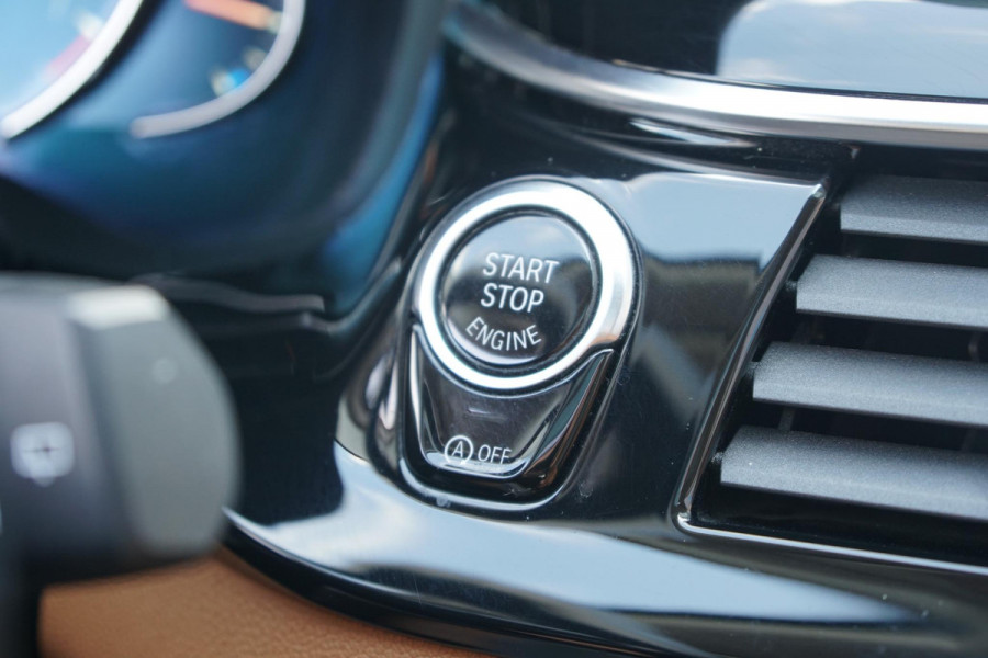 BMW 5 Serie Touring 530i xDrive Executive + PANO / ADAPTIEVE DEMPING / CAMERA / DODEHOEKDETECTIE / DEALER ONDERHOUDEN