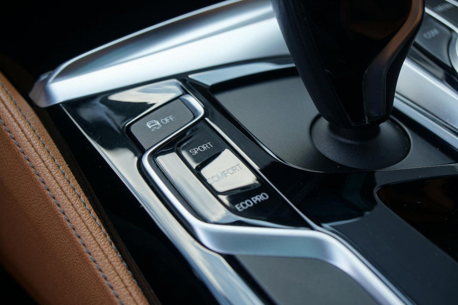 BMW 5 Serie Touring 530i xDrive Executive + PANO / ADAPTIEVE DEMPING / CAMERA / DODEHOEKDETECTIE / DEALER ONDERHOUDEN